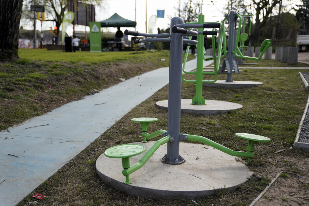 Instalación de juegos saludables en Mendoza y Galeano  