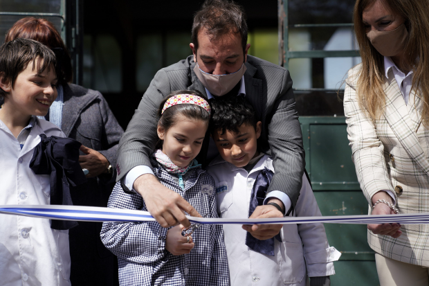 Inauguración de obras en la escuelas Grecia y Dardo Ortíz