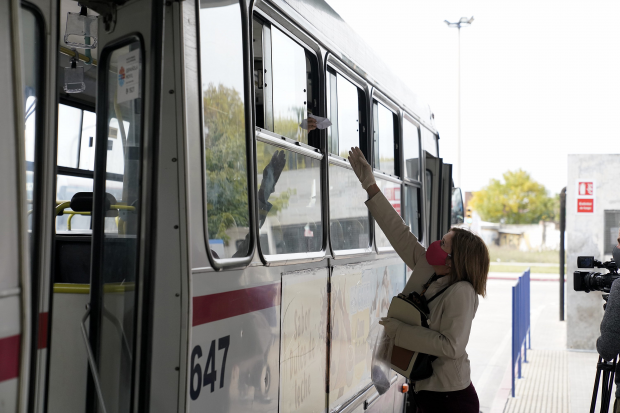 Entrega de tapabocas a usuarios del transporte público. 