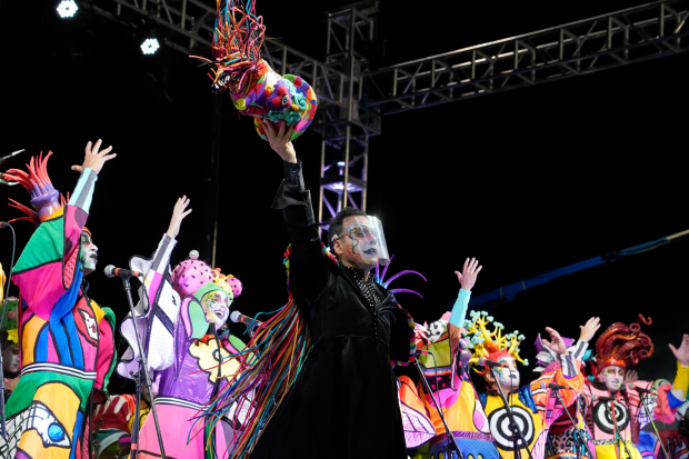Murga Agarrate Catalina en el escenario del Desfile Inaugural del Carnaval 2022