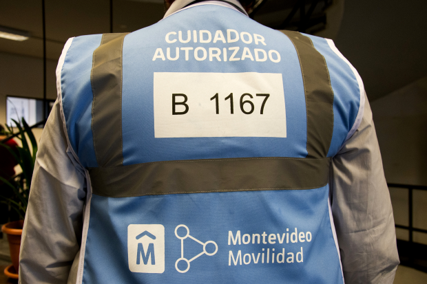 Proyecto para la reconversión socio - educativa - laboral de cuidadores y cuidadoras de vehículos en Montevideo.