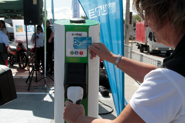 Inauguración de nuevos cargadores para autos eléctricos