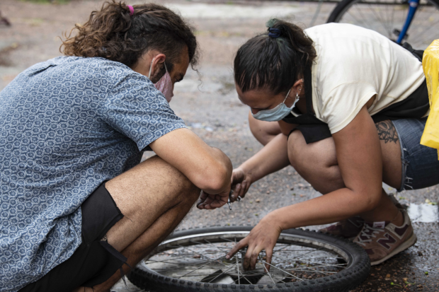 Pedalear en la oficina favorece la salud y potencia la atención - Noticias  Uruguay, LARED21 Diario Digital