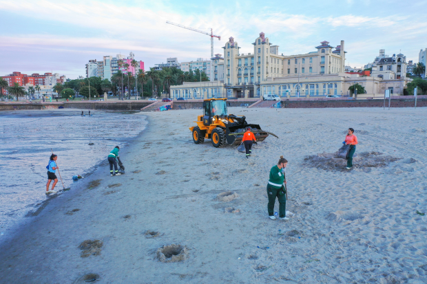 Limpieza de playas por celebración Iemanjá