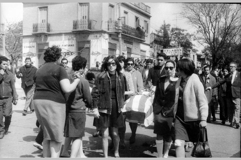  Sepelio de la estudiante Susana Pintos, asesinada por la Policía en la represión a una manifestación estudiantil. Avenida Burgues y Bulevar José Batlle y Ordóñez, 22 de setiembre de 1968