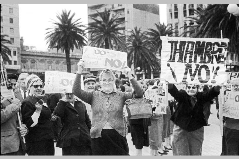  Movilización en reclamo de aumento de las jubilaciones. Plaza Independencia, 1964.