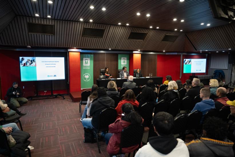 Entrega de certificados del curso de idioma español para person