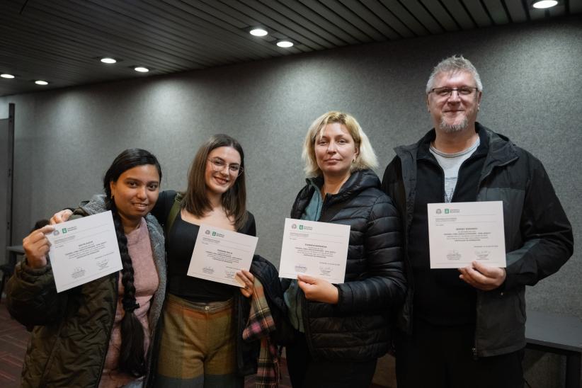 Entrega de certificados del curso de idioma español para person