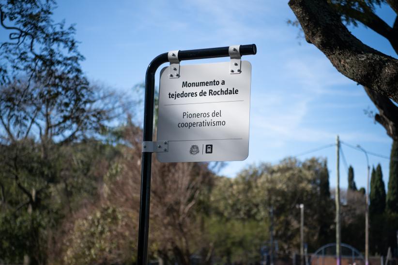 Placa inauguración de Monumento a los tejedores de Rochdale en 