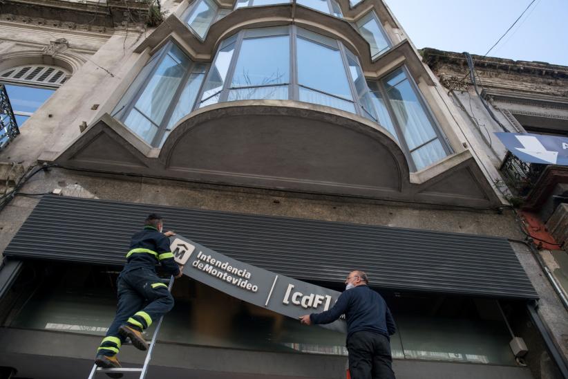Colocación de cartel en el Edificio del CdF