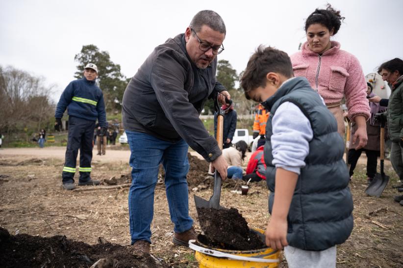 Director de Desarrollo Ambiental, Leonardo Herou durante la plantación de árboles en el parque Carlos Vaz Ferrerira