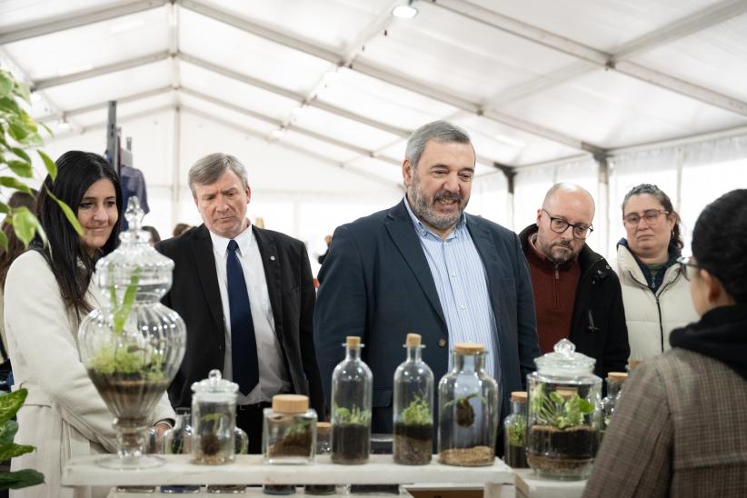 Intendente Mario Bergara recorre Feria de emprendimientos Mypes