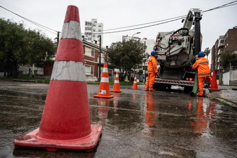 Desobstrucción de bocas de tormenta en la calle Mahoma esquina 