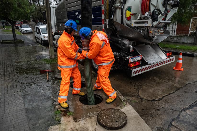 Desobstrucción de bocas de tormenta en la calle Mahoma esquina 