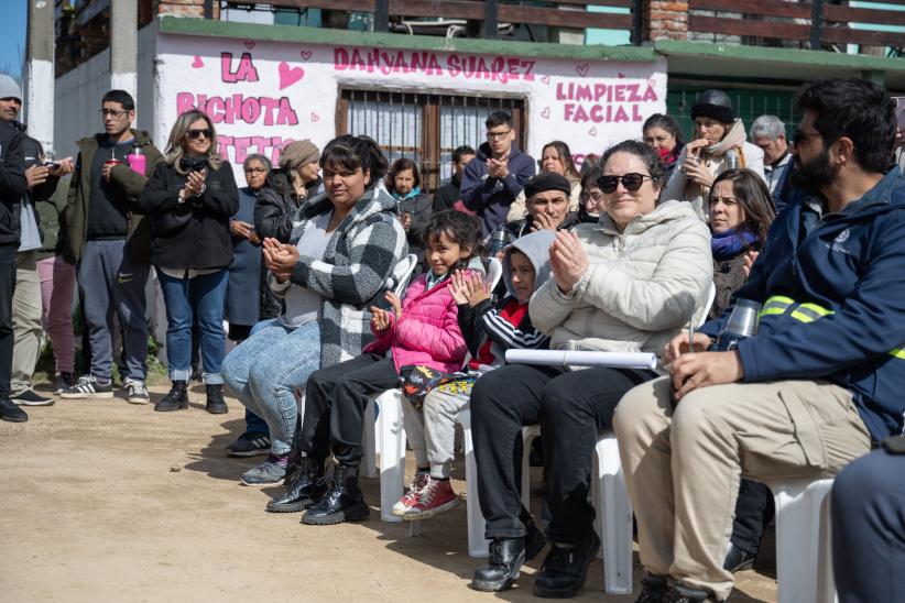 Firma de inicio de obra en barrio 1º de Mayo en el marco del pr