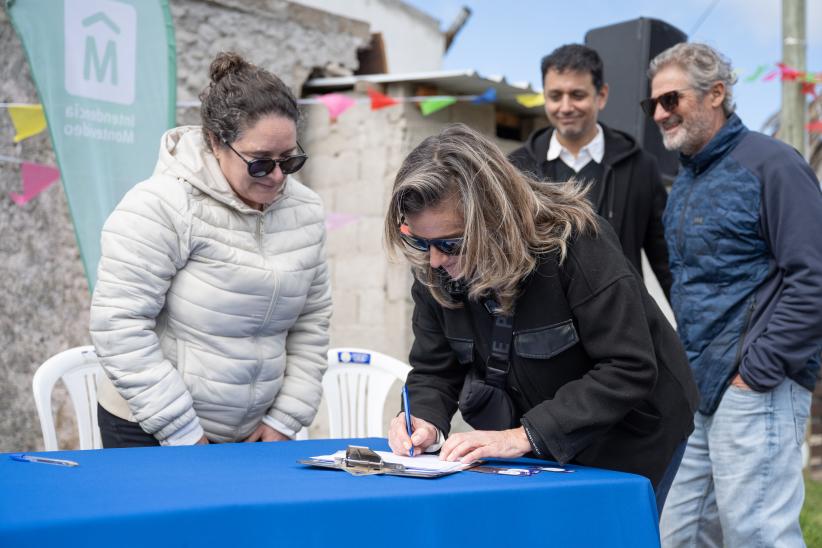 Firma de inicio de obra en barrio 1º de Mayo en el marco del pr