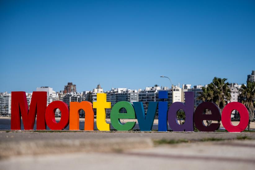 Intervención en cartel Montevideo en el marco del Mes de la Div