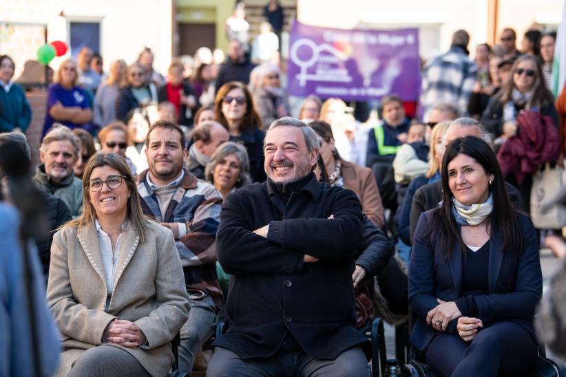 Intendente Mario Bergara junto a la secretaria general Viviana Repetto, durante la inauguración de viviendas por el realojo del asentamiento Santa María Eugenia en Servando Gómez