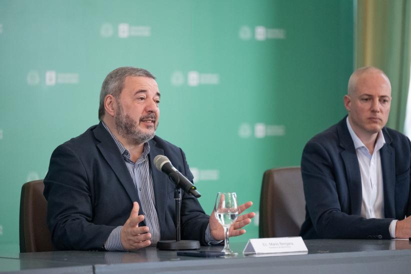Intendente Mario Bergara y el director de Movilidad, Germán Benítez durante la conferencia de prensa sobre acciones de movilidad