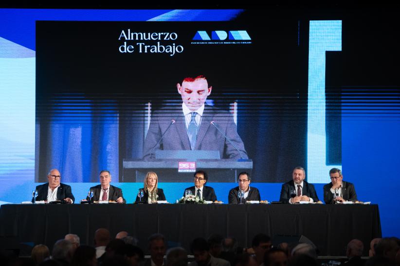 Intendente Mario Bergara participa en almuerzo de ADM