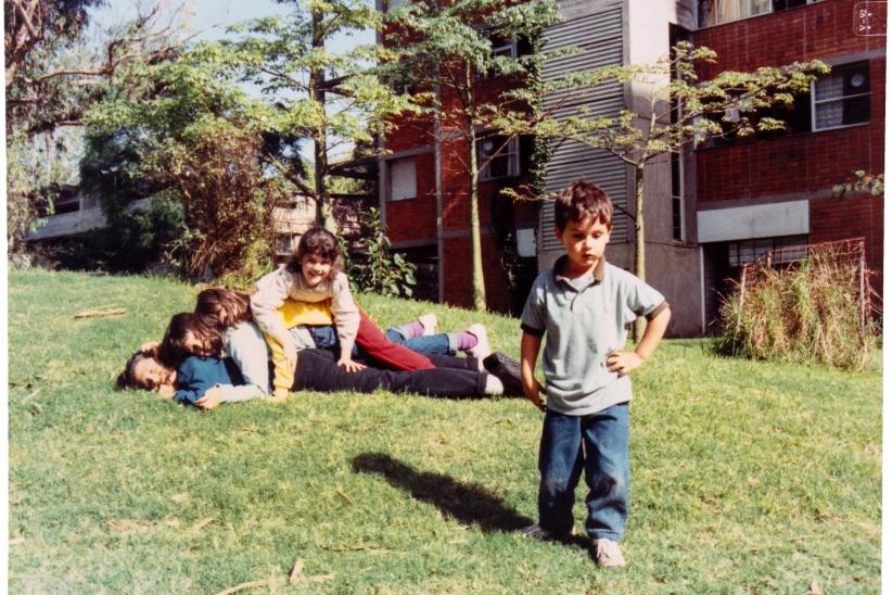 Micaela Moreira, María Bissio, Celia Bissio, Gabriela Rodríguez y Federico Rodríguez. Año 1991. Autoría: Sin datos. Procedencia: Archivo familiar de Cecilia Bissio Panoura. Fotografía analógica digitalizada.