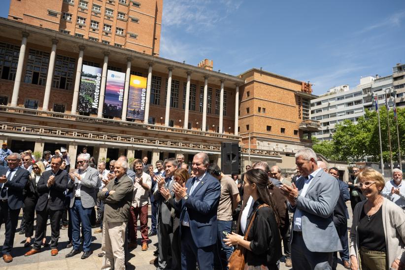 Presentación de ómnibus eléctricos de la empresa CUTCSA