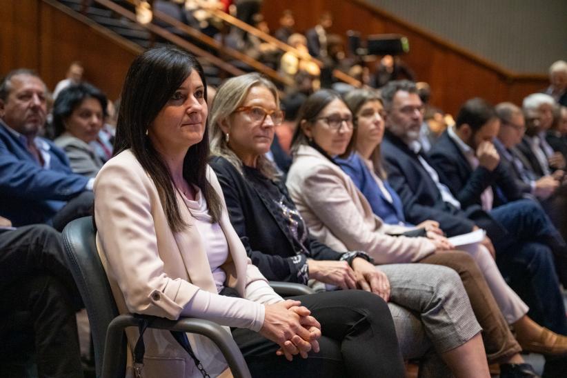 Intendente (i) Justo Onandi, participa en la mesa de apertura de