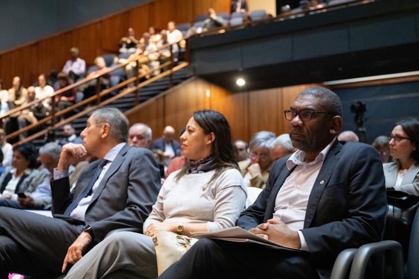 Intendente (i) Justo Onandi, participa en la mesa de apertura de