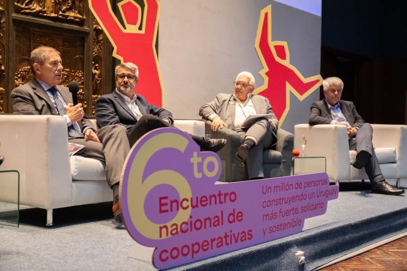 Intendente (i) Justo Onandi, participa en la mesa de apertura de