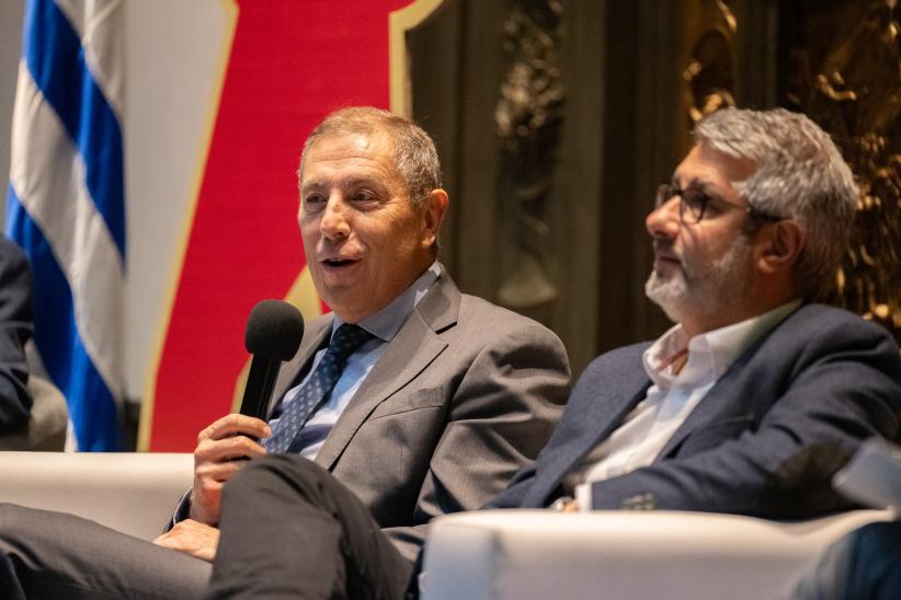 Intendente (i) Justo Onandi, participa en la mesa de apertura de