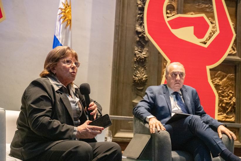 Intendente (i) Justo Onandi, participa en la mesa de apertura de