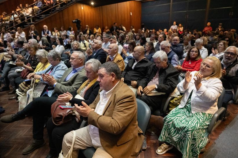 Intendente (i) Justo Onandi, participa en la mesa de apertura de