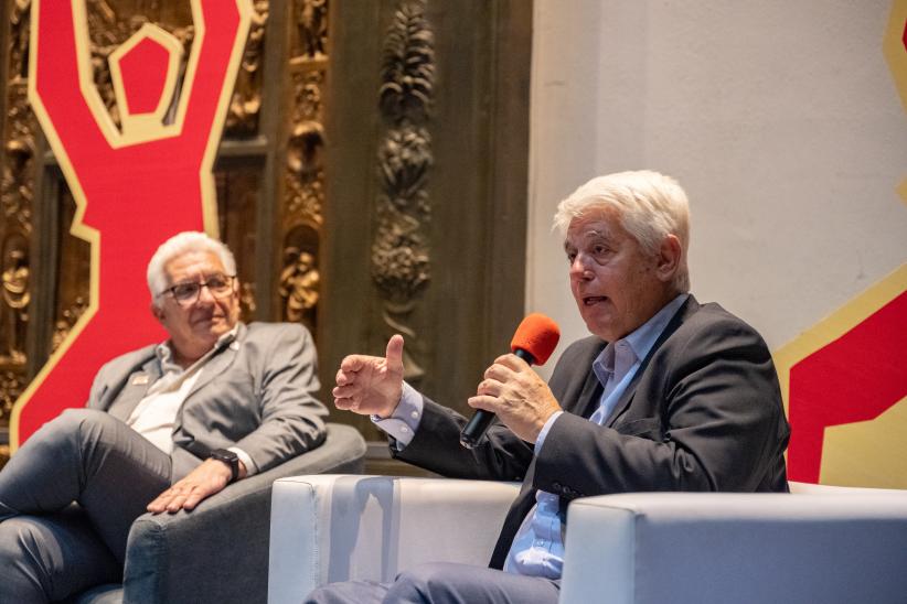 Intendente (i) Justo Onandi, participa en la mesa de apertura de