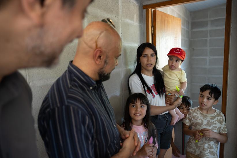 Entrega de viviendas a dos familias en Juventud 14, en el marco 