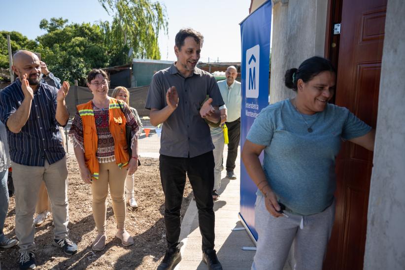 Entrega de viviendas a dos familias en Juventud 14, en el marco 