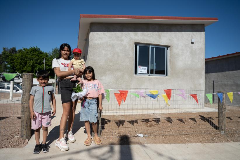 Entrega de viviendas a dos familias en Juventud 14, en el marco 