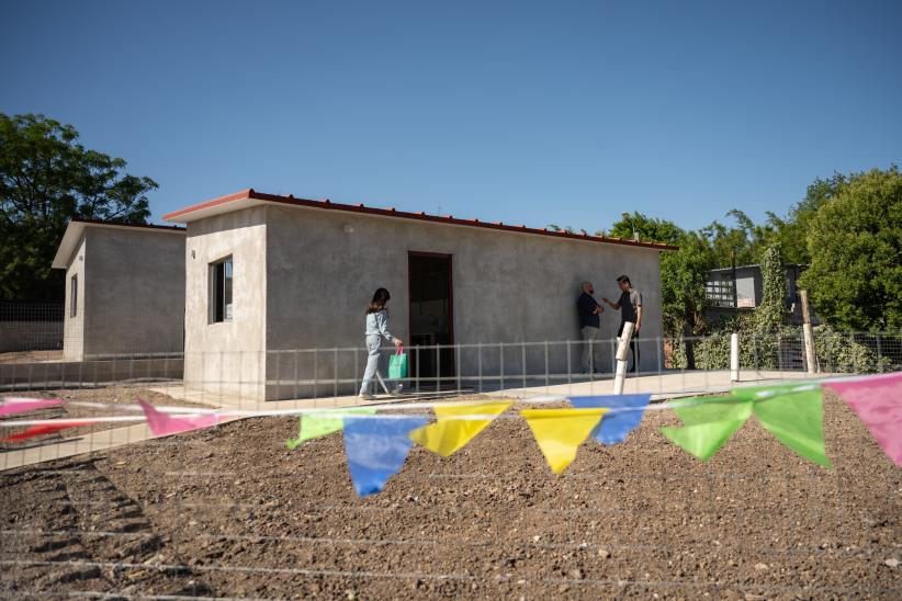 Entrega de viviendas a dos familias en Juventud 14, en el marco 