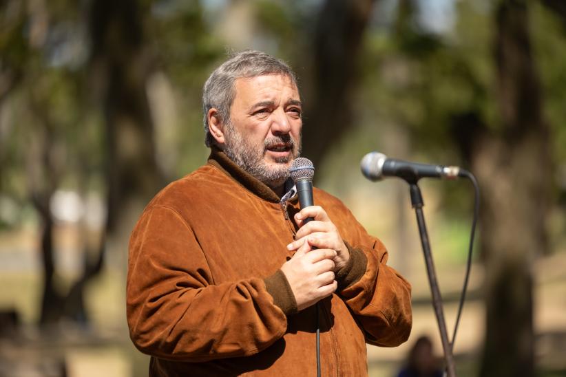 Intendente Mario Bergara, durante la entrega de contenedores en casco del Cerro, por inicio de programa Hogares Sustentables