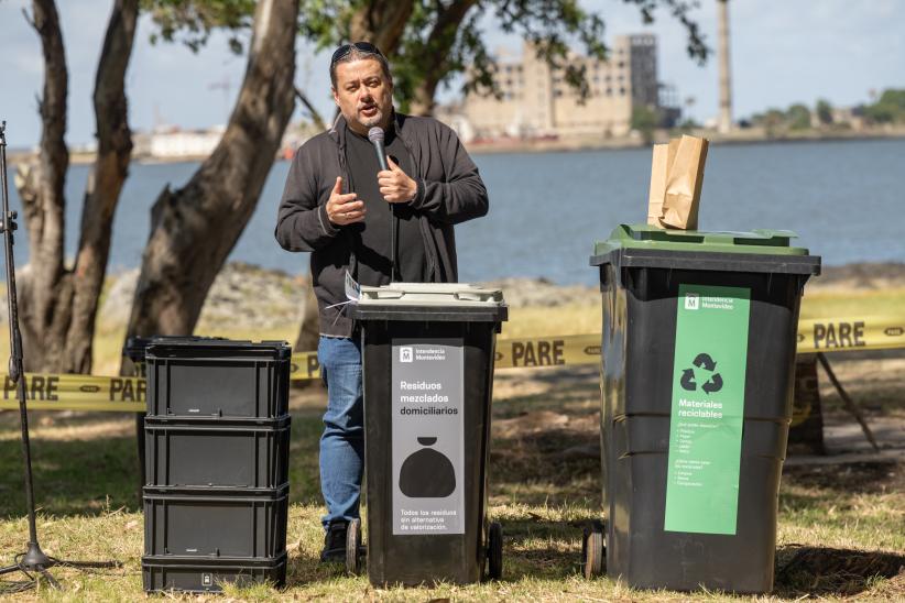 Director de Desarrollo Ambiental, Leonardo Herou durante la entrega de contenedores en casco del Cerro, por inicio de programa Hogares Sustentables, 22 de noviembre