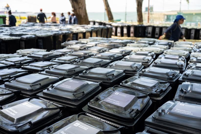 Entrega de contenedores en casco del Cerro, por inicio de progra