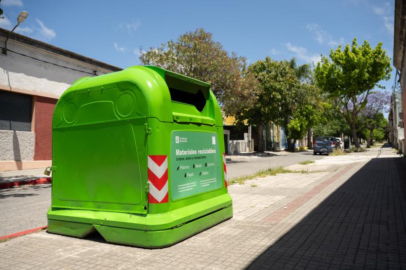 Entrega de contenedores en casco del Cerro, por inicio de progra