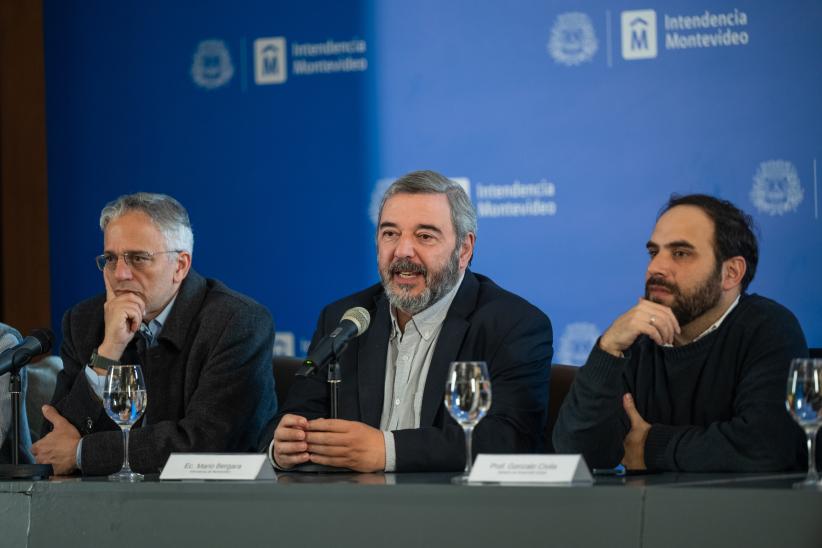 Intendente Mario Bergara durante conferencia de prensa por presentación de "Construir oportunidades: empleo, inclusión y articulación pública"