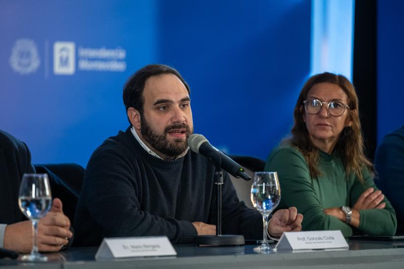 Ministro de Desarrollo Social, Gonzalo Civila, durante conferencia de prensa por presentación de "Construir oportunidades: empleo, inclusión y articulación pública"
