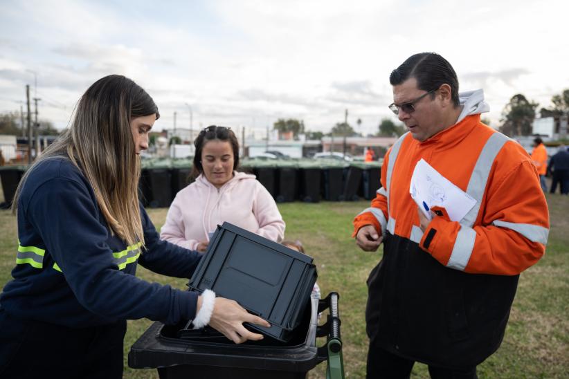 Entrega de contenedores intradomiciliarios y composteras en el p
