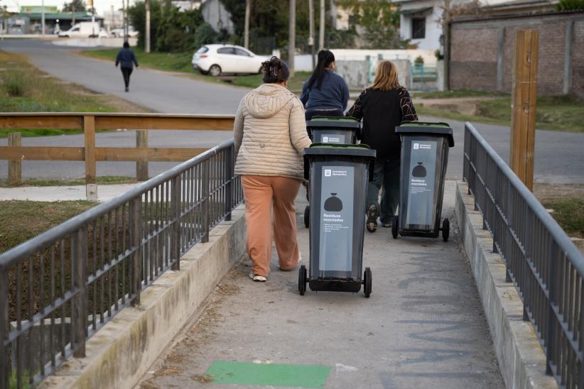 Entrega de contenedores intradomiciliarios y composteras en el p