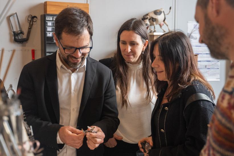 Firma de convenio entre la IM y equipo de película "Pueblo chic