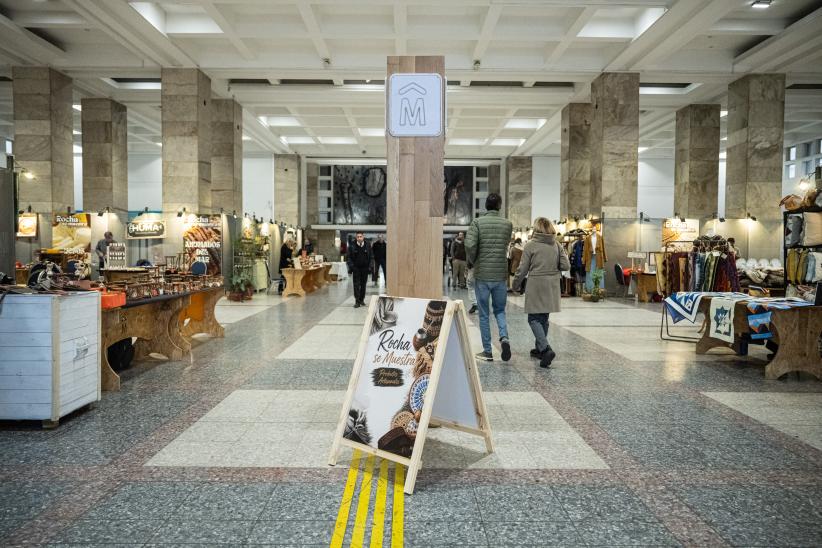 Feria « Rocha se muestra » en el atrio de la Intendencia de Mo