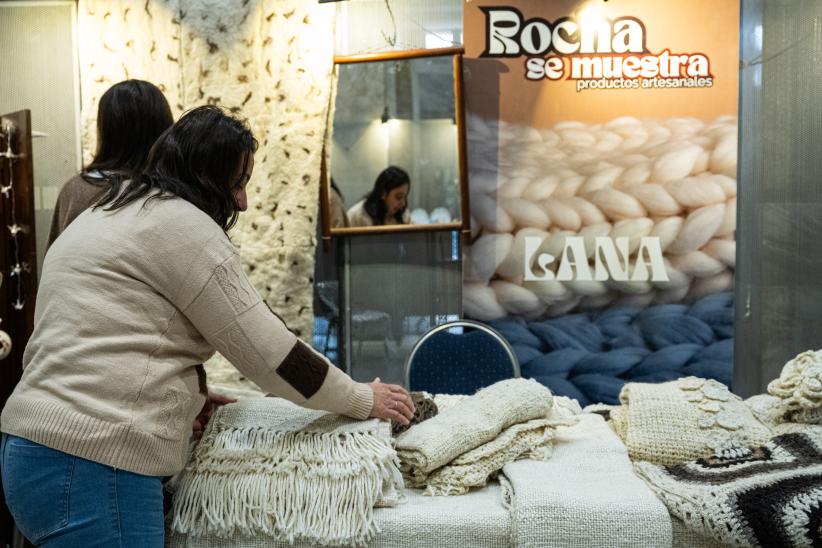 Feria « Rocha se muestra » en el atrio de la Intendencia de Mo