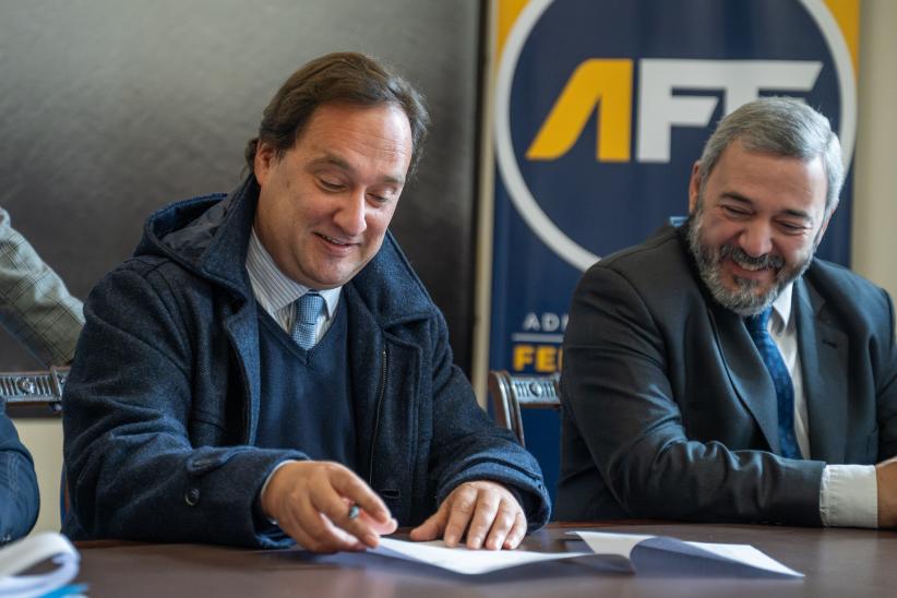 Firma de convenio con la Administración de Ferrocarriles del Es