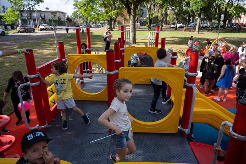 Inauguración de espacio infantil de plaza Ituzaingó